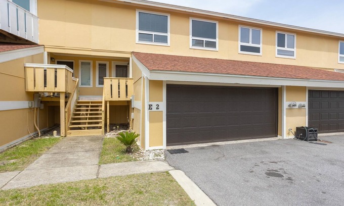 Pensacola Beach Casa | ¡A solo unos pasos del golfo y la piscina compleja está justo afuera de la puerta trasera!