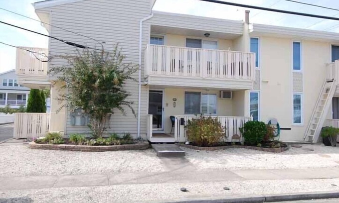 Avalon Condominio | A solo dos cuadras de la playa, disfrute estacionando su automóvil en el estacionamiento designado fuera de la calle y caminando a restaurantes y al área de recreación.