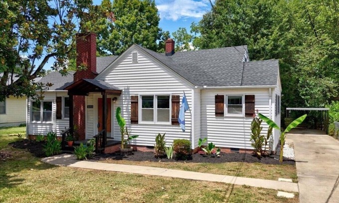 Greer Casa | Just updated! Downtown Greer house. Walk to downtown shops. Fenced in backyard