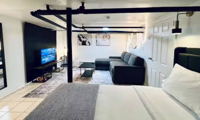 Brockton Casa | JXN BnB: Cozy Master Suite Oasis - Mins away from Boston