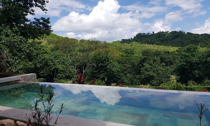 Pinilla Casa | Kélia: fusión de autenticidad y modernidad en el corazón de la exuberante naturaleza.