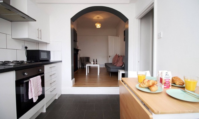Easton Apartamento | K Suites - Central 4 bed Apt w/ FREE parking