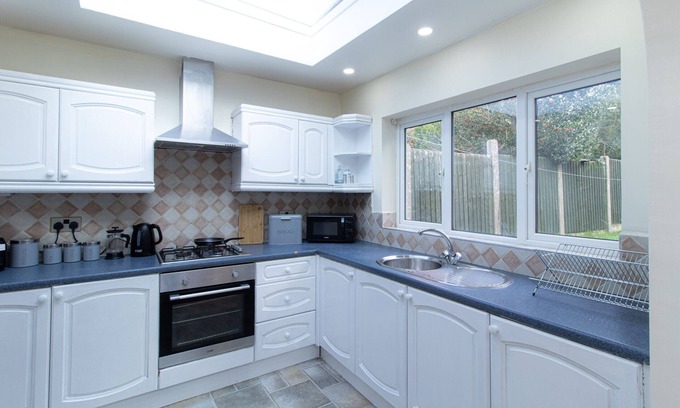 Cradley Casa | K Suites - Lovely 5-Bed Bungalow w/Garden View