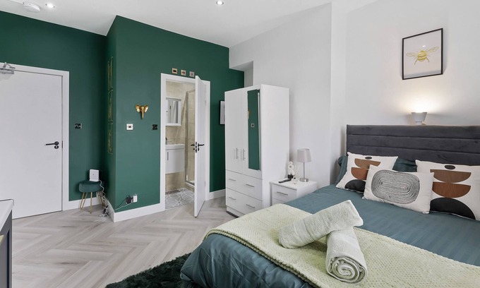 Hanger Hill Apartamento | K Suites - Modern Central 1 bed w/free parking
