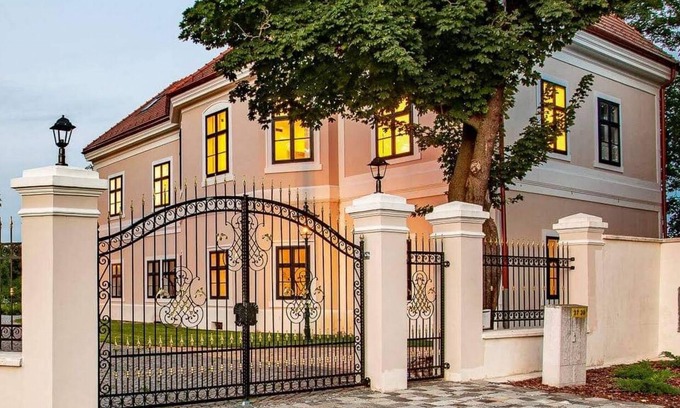 Nana Casa | Kaštieľ Nána spacious 6-bedroom chateau in charming Nana with AC