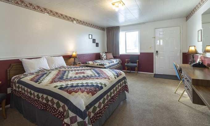 Frontier Casa | KABINO: Fossil Butte Motel #08 2QueenBeds A/C Mini Fridge Microwave Cable Wifi