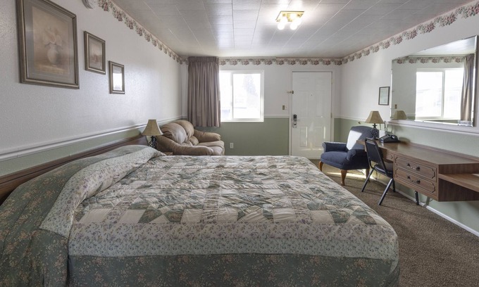 Frontier Casa | KABINO: Fossil Butte Motel #14 King A/C Mini Fridge Microwave Cable Wifi