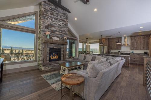 Star Valley Ranch Casa | KABINO NEW Huge Views Garage Gym Room Fishing Snowmobile