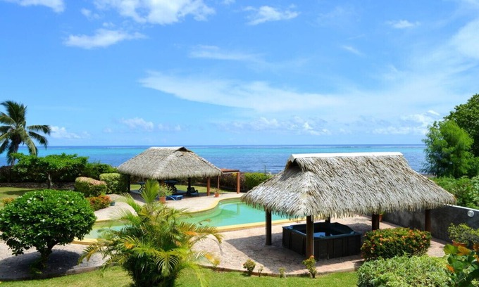 Paea Condominio | Kahaia beach home with pool, amazing seafront black sand beach and reef