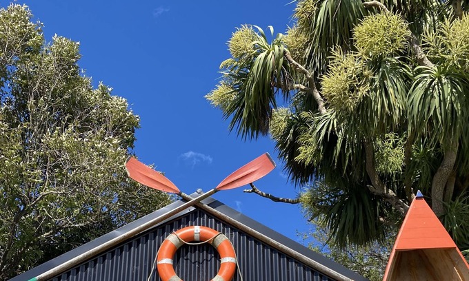 Kakanui Cabina | Kakanui Boatshed - FUNKY WEE GLAMPING CABIN: cosy for two.