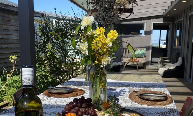 Kakanui Casa | Kakanui "The Bouys" Sea views, woodfired pizza oven,