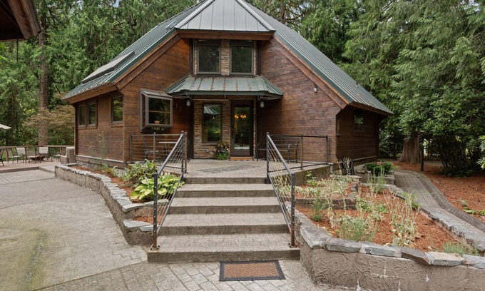 Carrolls Cabina | Kalama River Lodge. River-front Retreat w/Game Room! Dogs OK