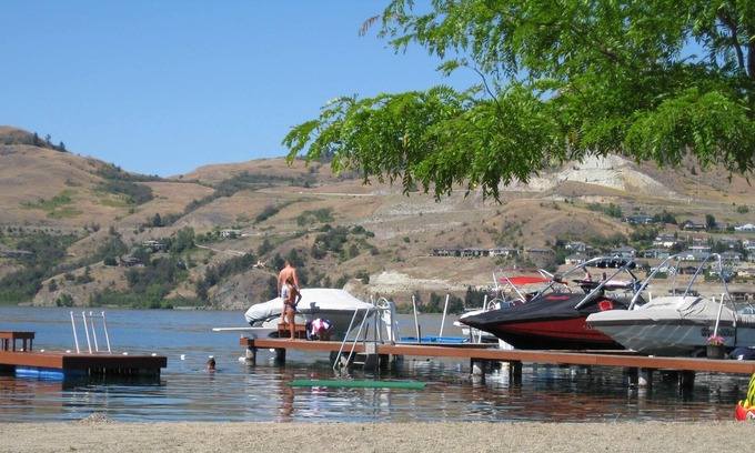 Vernon Condominio | Kalamalka Lake Condo Private Beach Dock / Elevador de barcos