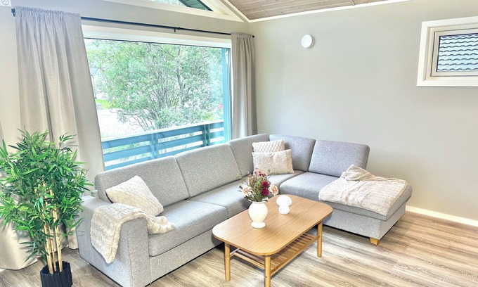 Tromso Apartamento | Kaldfjord Aurora Apartments New top floor. Free parking. Close to nature.