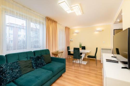 Krakow Apartamento | Kalinowe Green Apartment by BookingHost