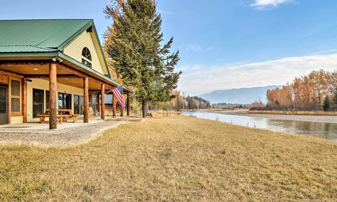 Kalispell Casa | NUEVO-Kalispell Riverfront Home por Glacier Natl Park