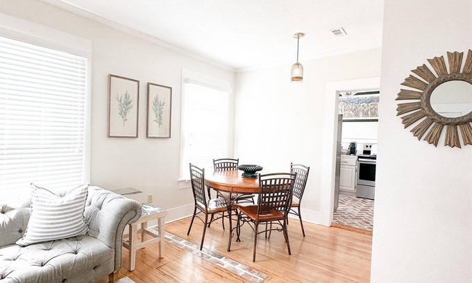 Laurel Apartamento | Kalmia Suite C - Centrally Located Downtown