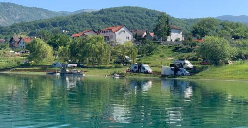 Herzegovina-Neretva Canton Otro | Kamp Markešić