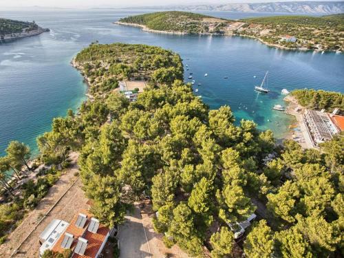 Hvar Otro | Kamp Vira Pitches