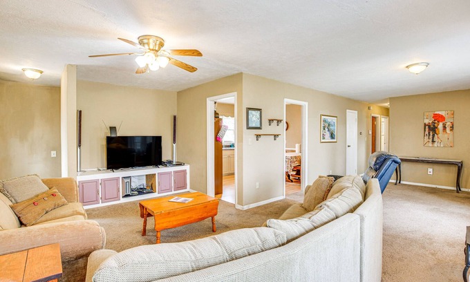 Kansas City Casa | Kansas City Home ~ 1 Mi to Arrowhead Stadium!