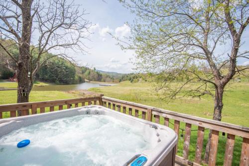 Jefferson Casa | Kapena Escape on the Lake- Views, Hot Tub, Nearby River Access