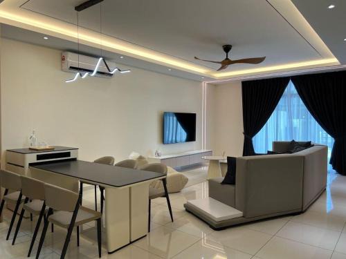 Gua Casa | Karaoke Cozy Landed Home at Sutera n Paradign for 10pax