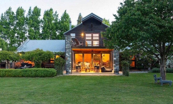 Arrowtown Casa | Karavanserai | Outdoor Fireplace | Spacious Home