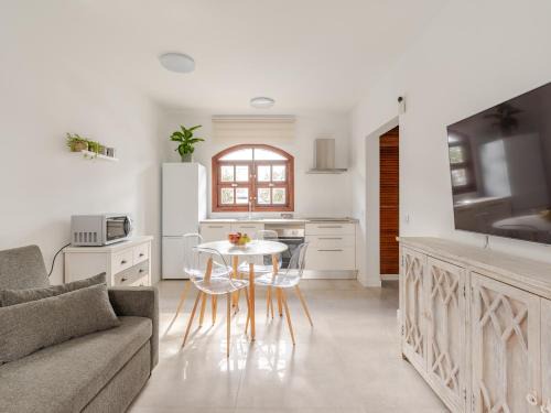 Playa Honda Apartamento | Karibu by Kamili Lanzarote