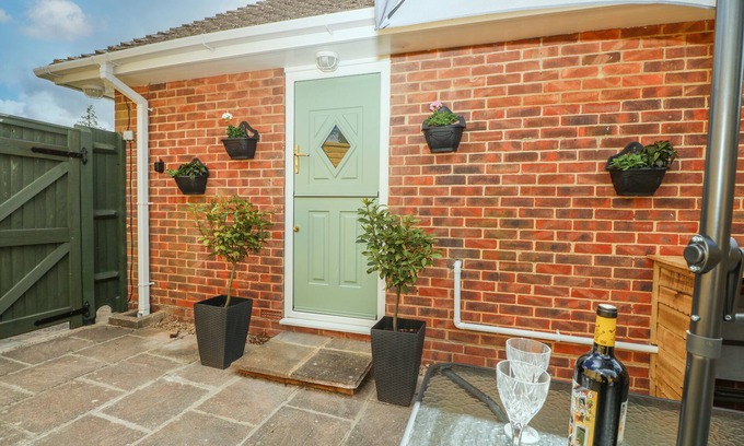 Worthing Cabaña | KARIBU, romantic, with a garden in High Salvington