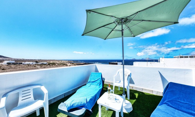 Caleta de Famara Casa | Karma Famara 1 - a 25m del mar, wifi rapido y azotea con vista al mar