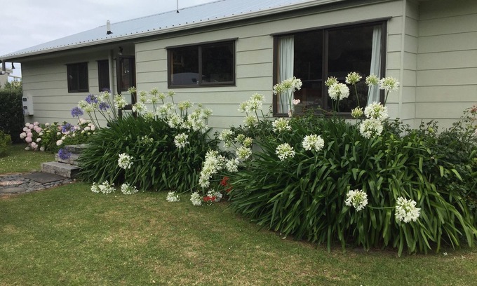 Mahia Casa | Karo Cottage, Taylors Bay: cómodo y acogedor para sus próximas vacaciones en la playa.
