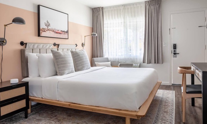 Ventura Casa | Kasa Palo Alto | Spacious Suite with 1 King and 1 Full Bed