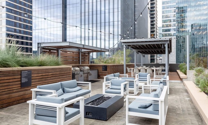 Second Street District Apartamento | Kasa | Spacious 1BD with Private Balcony | 2nd Street
