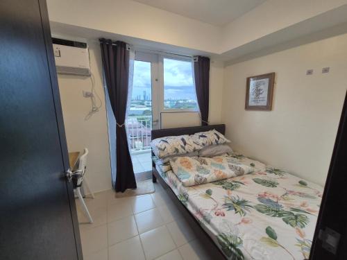 Ugong Apartamento | Kasara Urban Resort Elly's Pad with balcony