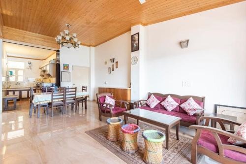 Dharampur Apartamento | Kasauli Edge Apt with Balcony