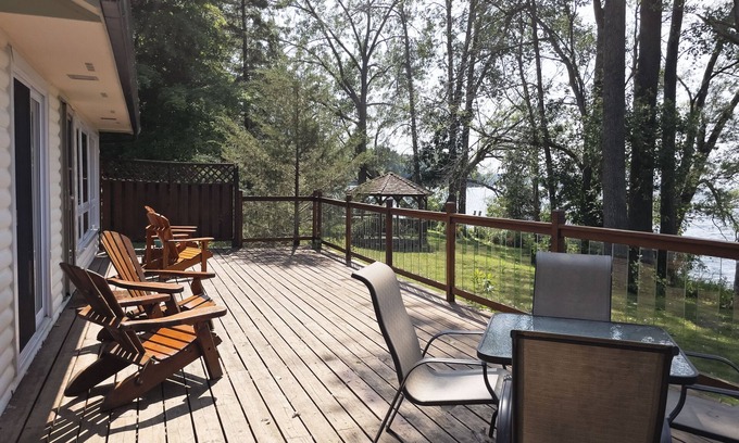 Bongard Cabaña | Kat's Cradle Cottage in Prince Edward County. Waterfront on the Reach!