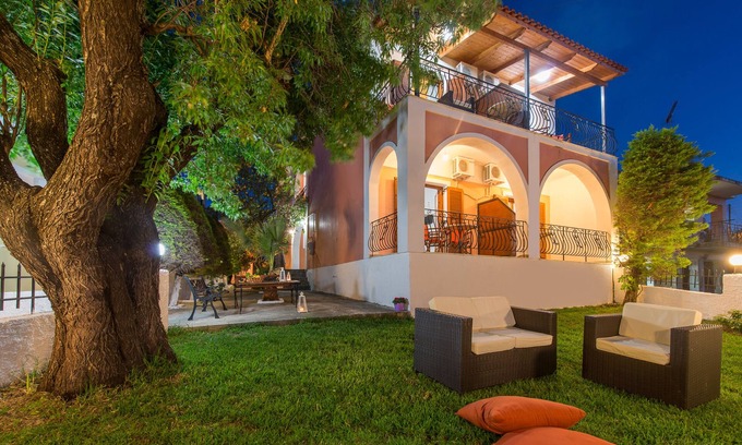 Psarou Hotel | Katerina