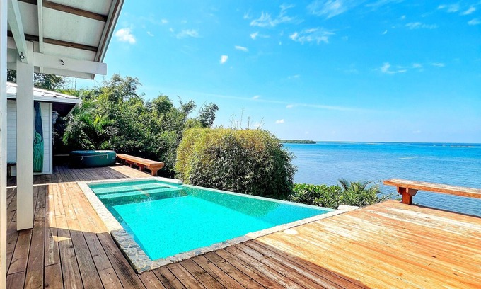 Roatan Casa | Kathathu del Mar: oceanfront 2 bedroom house with AC, WiFi, hot tub and pool.