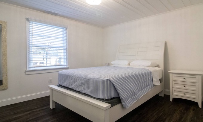 Newport East Casa | “Kathleen” Renovated 4 bed 2 bath Newport house
