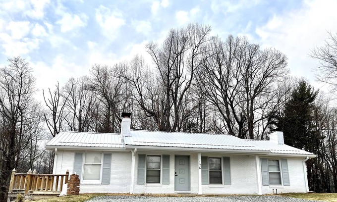 Boone Casa | Kathleen's Cottage: Mountaintop home w/ 2 Fireplaces, Rec Room, & Views!
