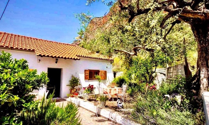 Leonidio Casa | Kathy’s rock house