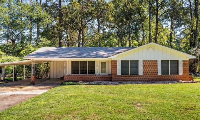 Pineville Casa | Katie's Place-Newly Renovated-Workspace-Pet Friendly-Family Games