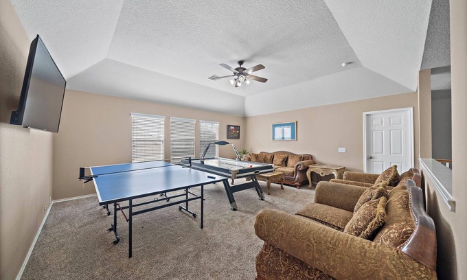 Barker Casa | Katy Getaway | Game Room | BBQ | Yard | Sleeps 16