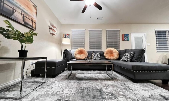 Barker Casa | Katy home 5 bedrooms 6 beds 3 and half bath