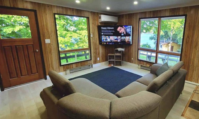 Coboconk Cabina | Kawartha lakes cottage with hottub