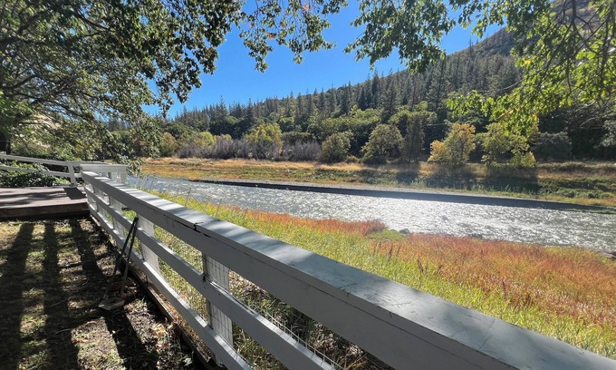 Montague Casa | Rafting Paradise! Klamath River-front Retreat in Breathtaking Copco Valley