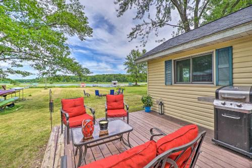 Mecosta Casa | Kayaks and Grill Pet-Friendly Mecosta Cottage!