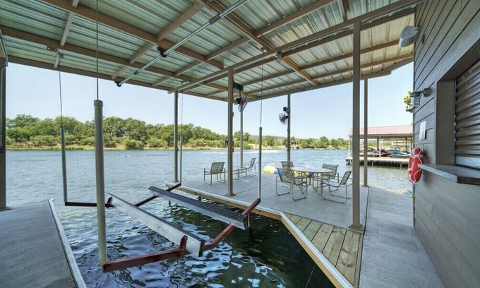 Burnet Casa | Kayaks, Boat Lift, Ping-Pong, Dog-Friendly