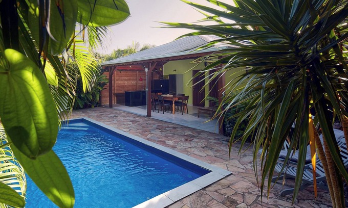 Rifflet Villa | Kaz a Coco, Villa verde con piscina privada, 2 dormitorios, 2 baños