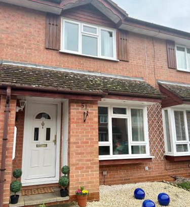 Horsham Casa | KB51 Charming 2 bed house in Horsham, pets very welcome and long stays with easy access to London, Brighton and Gatwick